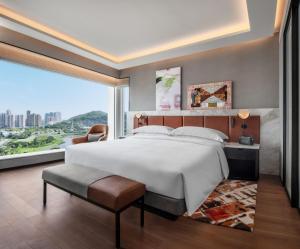 澳门澳门安达仕酒店的一间卧室设有一张大床和一个大窗户