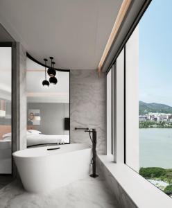 澳门澳门安达仕酒店的带浴缸的浴室和大窗户