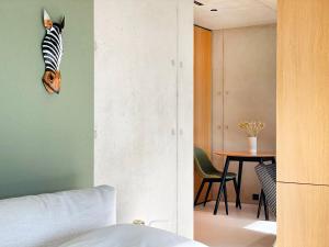 卢森堡Rise - Penthouse Suite with Terrace的卧室的墙上设有斑马头