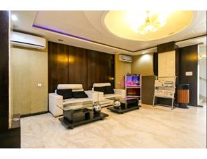 占西Hotel Bundelkhand Pride, Jhansi的带沙发和视频游戏的客厅