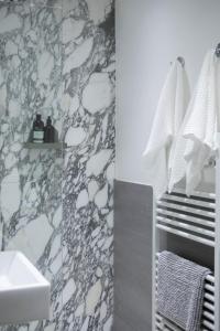 伦敦拉卡时瑞酒店的浴室配有白色水槽和大理石墙