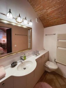 比戈尼奥Grotto Flora B&B Chambres de charme的一间带水槽、镜子和卫生间的浴室
