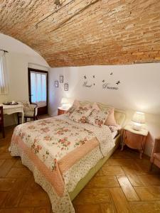 比戈尼奥Grotto Flora B&B Chambres de charme的一间卧室设有一张床和砖墙