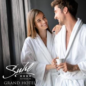 苏尔HVD Grand Hotel Suhl Business & Leisure的男女穿浴巾