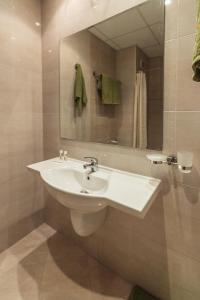 索佐波尔Kalithea Family Hotel的浴室设有白色水槽和镜子