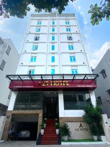 岘港A25 Hotel -137 Nguyễn Du - Đà Nẵng的大楼前有红色标志的酒店