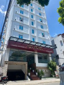 岘港A25 Hotel -137 Nguyễn Du - Đà Nẵng的前面有酒店标志的大型白色建筑