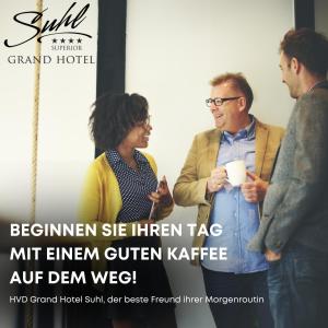 苏尔HVD Grand Hotel Suhl Business & Leisure的三人站在一间房间里