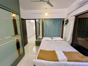 孟买La Olive 1 BHK Service Apartment的一间卧室,卧室内配有一张大床