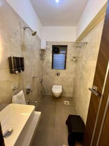 孟买La Olive 1 BHK Service Apartment的一间带卫生间和水槽的浴室