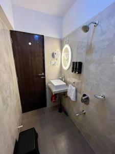 孟买La Olive 1 BHK Service Apartment的一间带水槽和镜子的浴室
