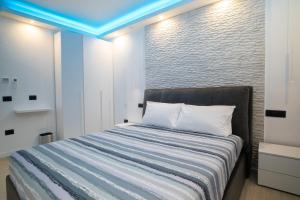 奥尔比亚Blue Island - Luxury House的一间卧室配有一张蓝色天花板的床