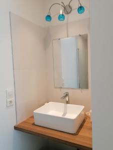 Saint-AndréLa Source, location saisonnière proche Cognac的浴室设有白色水槽和镜子