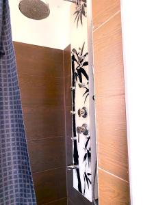 Free Parking - Premium Bed - Modern Kitchen的浴室设有木制门淋浴。