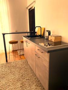 Free Parking - Premium Bed - Modern Kitchen的厨房配有柜台和台面