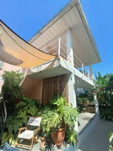 格兰岛Thongtalay Bed & Breakfast Koh Larn的植物阳台度假屋