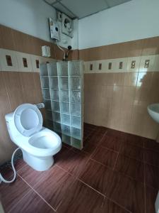 格兰岛Thongtalay Bed & Breakfast Koh Larn的一间带卫生间和水槽的浴室