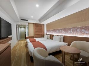 那霸Daiwa Roynet Hotel NAHA-OMOROMACHI PREMIER的配有一张床和一台平面电视的酒店客房