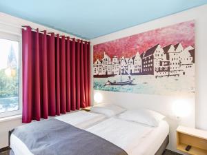 吕讷堡鲁纳堡B＆B酒店的一间卧室配有红色窗帘的床