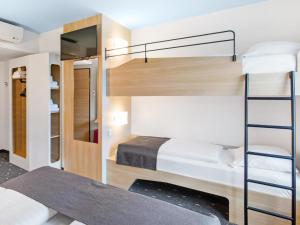 吕讷堡鲁纳堡B＆B酒店的客房设有两张双层床和梯子