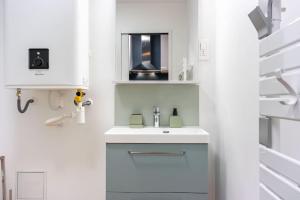 南希Le Cocon de Claudie的白色的浴室设有水槽和镜子