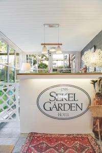 斯塔德约尔酒店的一家标有小花园酒店标志的餐厅