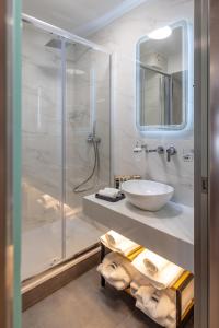 雅典507 Athens的白色的浴室设有水槽和淋浴。