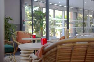 基扬古尔凡尔赛心愿贝斯特韦斯特酒店的客房设有桌椅和窗户。