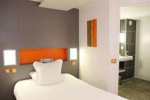 基扬古尔凡尔赛心愿贝斯特韦斯特酒店的一间带白色床的卧室和一间浴室