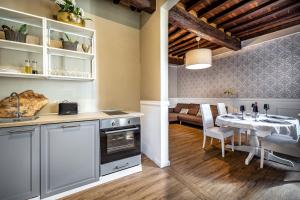 佛罗伦萨Florentine Experience in Santa Croce的厨房以及带桌椅的用餐室。
