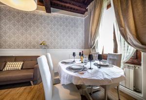 佛罗伦萨Florentine Experience in Santa Croce的一间带桌子和沙发的用餐室