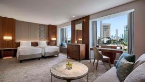 雅加达雅加达君悦酒店的配有一张床和一张书桌的酒店客房
