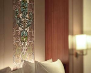 雅加达雅加达君悦酒店的一间设有一张墙壁交叉床的房间