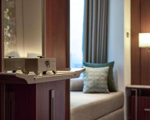 雅加达雅加达君悦酒店的一间位于客房内的带镜子和沙发的浴室