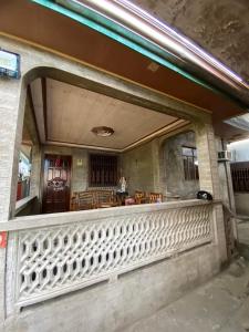马比尼Perucho-Silang Guest House的大楼的阳台,配有桌椅