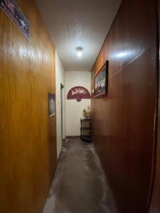 马比尼Perucho-Silang Guest House的走廊设有长长的走廊,设有木墙