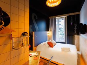 里昂Greet Hotel Lyon Confluence的卧室配有白色的床和窗户。