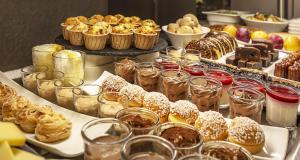 安锡Sure Hotel by Best Western Annecy的自助餐,包括多种不同的糕点和甜点