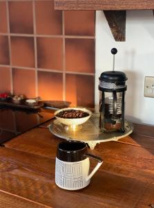 阿洛厄Spacious & Light Studio Loft的咖啡壶和桌子上的杯子