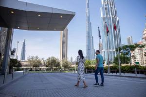 迪拜迪拜市中心罗弗酒店的站在城市前的男人和女人