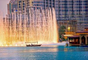 迪拜迪拜市中心罗弗酒店的城市喷泉前的船只