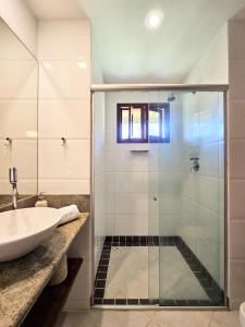 皮帕Casa Pipa Beleza的一间带玻璃淋浴和水槽的浴室