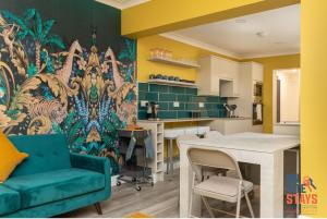 达特福德OnSiteStays - Stylish 4 BR House with Beautiful Outdoor Space, Wi-Fi & Smart TVs的一间厨房和带彩色墙壁的用餐室