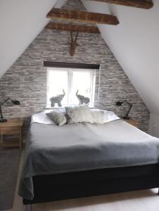 纳克斯考Ezzo guest house的一间卧室设有一张大床和砖墙