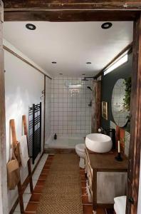 阿洛厄Spacious & Light Studio Loft的带浴缸、卫生间和盥洗盆的浴室