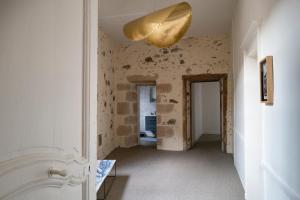 里摩日Les Chambres du Cloître的天花板上带金灯装置的走廊