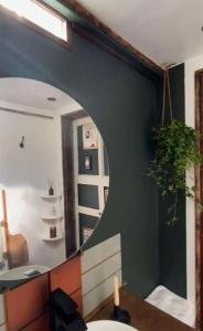 阿洛厄Spacious & Light Studio Loft的浴室设有镜子、桌子和水槽