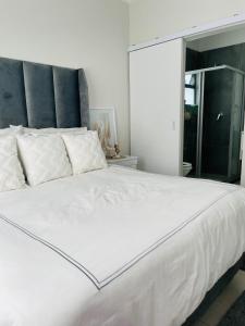 SandtonApollo one bedroom的窗户客房内的一张大白色床