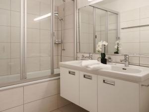 达沃斯Apartment Allod-Park-43 by Interhome的白色的浴室设有水槽和镜子