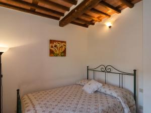 Sant' AlessioHoliday Home Renata by Interhome的卧室配有一张床,墙上挂有绘画作品